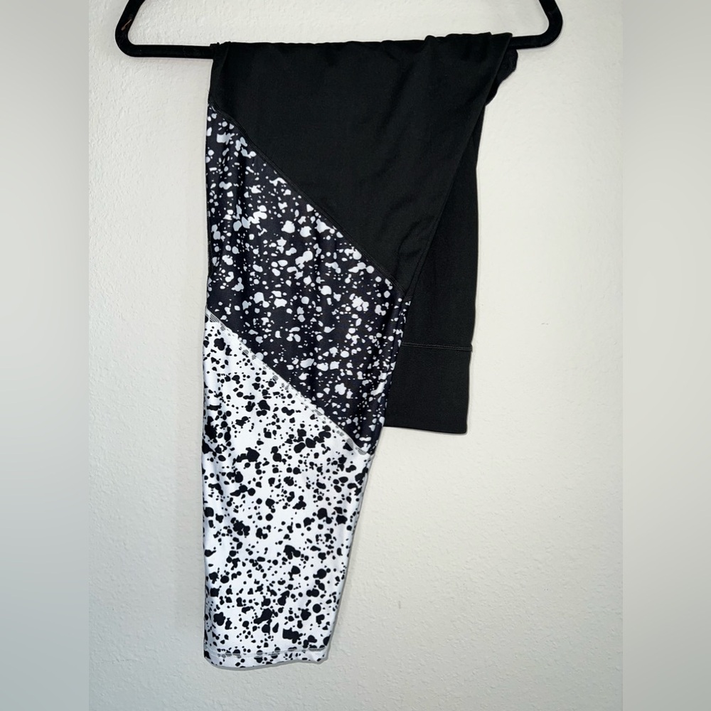 079. Fabletics B&W Splatter Block Design Leggings